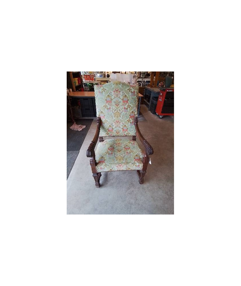 FAUTEUIL BOIS SCULPTÉ AUX FEUILLES D’ACANTHES ASSISE ET DOSSIER CAPITONNÉ TISSU VERT FLEURI FIN XIXE
