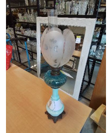 LAMPE A PETROLE CÉRAMIQUE BLEU ET BLANC VERRE TEINTÉ BLEU FIN XIXE