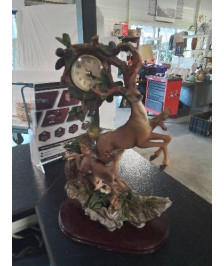 PENDULE AU CERF ET A LA BICHE  RESINE SOCLE BOIS