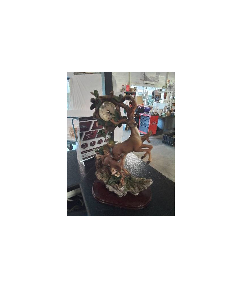 PENDULE AU CERF ET A LA BICHE  RESINE SOCLE BOIS