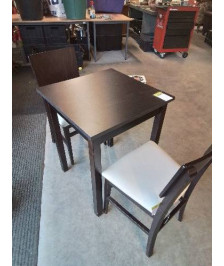 TABLE CARRÉ ET 2 CHAISES BOIS MARRON WENGE ASSISE PU BLANC