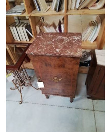 CHEVET BOIS MARQUETÉ DESSUS MARBRE ROUGE VEINÉ STYLE LOUIS XVI