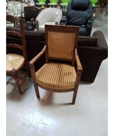 FAUTEUIL BOIS SCULPTÉ ASSISE ET DOSSIER CAPITONNÉ OCRE A RAYURES STYLE EMPIRE 