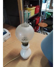 LAMPE A PETROLE ÉLECTRIFIÉE CÉRAMIQUE ECRU LISERÉ DORÉ BOULE VERRE