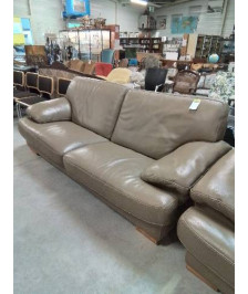 CANAPÉ 3 PLACES CUIR TAUPE PIEDS BOIS CLAIR