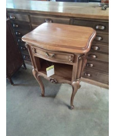 CHEVET BOIS CLAIR DESSUS CHANTOURNÉ PIEDS GALBÉS 1 TIROIR 1 NICHE STYLE RÉGENCE 