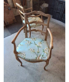 FAUTEUIL BOIS CLAIR ASSISE TISSU VERT AUX FLEURS DOSSIER MOUSTACHE 