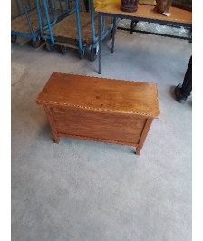 COFFRE BOIS CLAIR CHANTOURNÉ STYLE RÉGENCE 