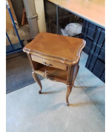 CHEVET BOIS DESSUS CHANTOURNÉ PIEDS GALBÉS 1 TIROIR 1 NICHE STYLE RÉGENCE COQUILLE 