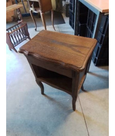 CHEVET PLATEAU CHANTOURNÉ PIEDS GALBÉS 1 TIROIR 1 NICHE STYLE RÉGENCE 