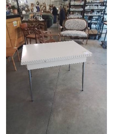 TABLE RECTANGULAIRE A RALLONGES PIÈTEMENT MÉTAL PLATEAU FORMICA BLANC ANNÉES 50
