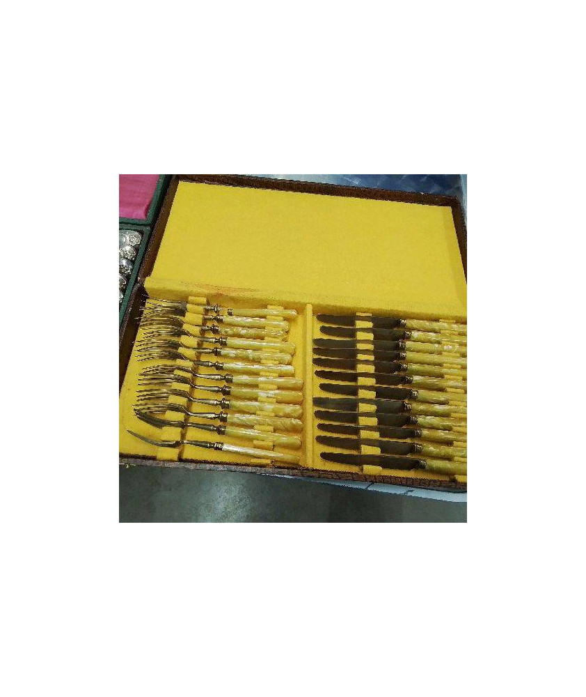 LOT 24 COUVERTS BAKELITE EN L’ETAT