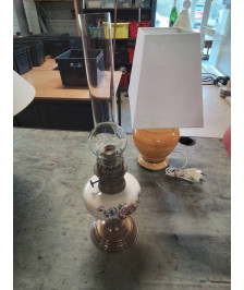 LAMPE A PÉTROLE CÉRAMIQUE AUX FLEURS ET MÉTAL 