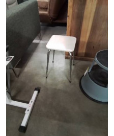 TABOURET ASSISE SKAÏ ECRU PIÈTEMENT MÉTAL CHROMÉ ANNÉES 60