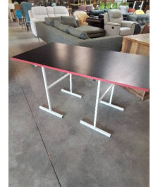 TABLE RECTANGULAIRE BOIS NOIR SUR TRETAUX MÉTAL BLANC