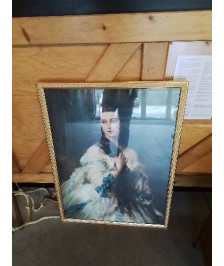 AFFICHE FEMME CADRE DORÉ 