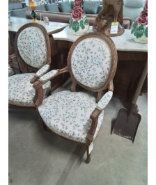 FAUTEUIL MÉDAILLON BOIS SCULPTÉ ASSISE ET DOSSIER CAPITONNÉ TISSU ECRU ET BLEU AUX FLEURS STYLE LOUI