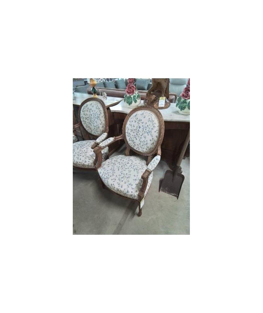 FAUTEUIL MÉDAILLON BOIS SCULPTÉ ASSISE ET DOSSIER CAPITONNÉ TISSU ECRU ET BLEU AUX FLEURS STYLE LOUI
