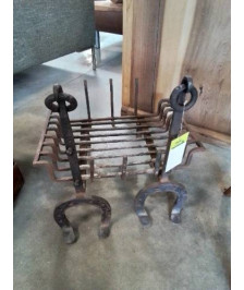 PAIRE DE CHENETS ET SON BERCEAU DE CHEMINÉE FER FORGÉ 