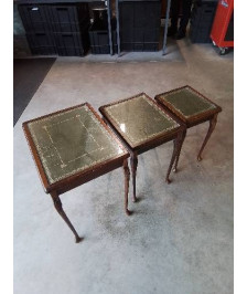 3 TABLES BASSES GIGOGNES ANGLAISE PIÈTEMENT BOIS DESSUS CUIR VERT LISERÉ DORÉ ET PLATEAUX VERRE