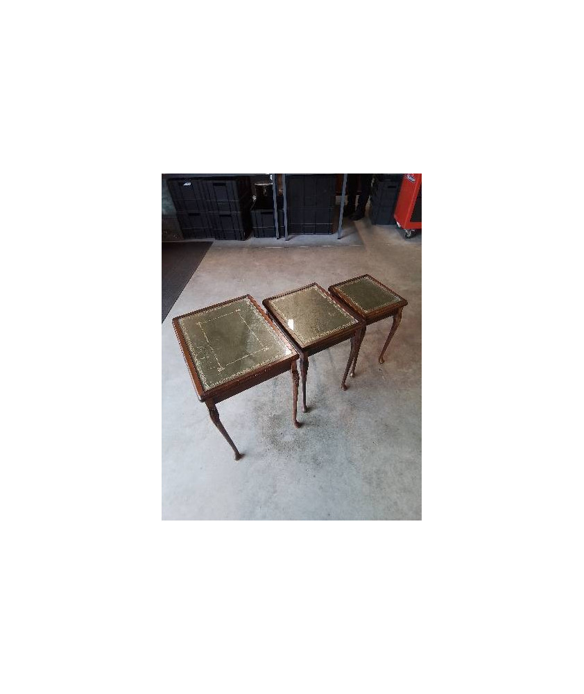 3 TABLES BASSES GIGOGNES ANGLAISE PIÈTEMENT BOIS DESSUS CUIR VERT LISERÉ DORÉ ET PLATEAUX VERRE