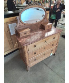 COIFFEUSE ART DÉCO BOIS MOULURÉ ET SCULPTÉ AUX ROSES 5 TIROIRS DESSUS MARBRE ROUGE VEINÉ