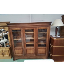BIBLIOTHÈQUE VITRÉE 3 PORTES DE STYLE LOUIS PHILIPPE EN MERISIER