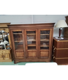 BIBLIOTHÈQUE VITRÉE 3 PORTES DE STYLE LOUIS PHILIPPE EN MERISIER