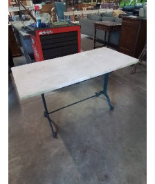 TABLE BISTROT RECTANGULAIRE PIÈTEMENT FONTE BLEU PLATEAU MARBRE BLANC