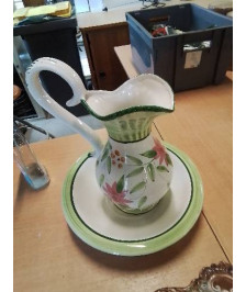 NÉCESSAIRE DE TOILETTE CÉRAMIQUE BLANC ET VERRE AUX FLEURS 