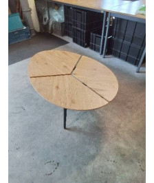 TABLE BASSE OVALE BOIS CLAIR PLATEAU AJOURÉ PIÈTEMENT MÉTAL NOIR