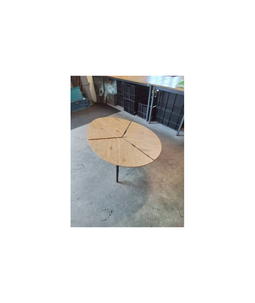 TABLE BASSE OVALE BOIS CLAIR PLATEAU AJOURÉ PIÈTEMENT MÉTAL NOIR