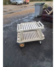 DESSERTE DE JARDIN A ROULETTES BOIS BLANC AJOURÉ 