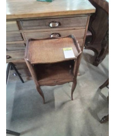 CHEVET BOIS CHANTOURNÉ PIEDS GALBÉS 1 NICHE 1 TIROIR STYLE RÉGENCE 