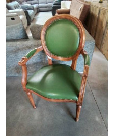 FAUTEUIL MÉDAILLON BOIS CLAIR ASSISE ET DOSSIER CAPITONNÉ SKAI VERT STYLE LOUIS XVI 