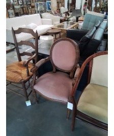 FAUTEUIL MÉDAILLON BOIS ASSISE ET DOSSIER  TISSU VIEUX ROSE STYLE LOUIS XVI 