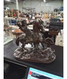 SCULPTURE MÉTAL INDIEN D’AMERIQUE ATTAQUANT UN FAUVE DÉBUT XXE