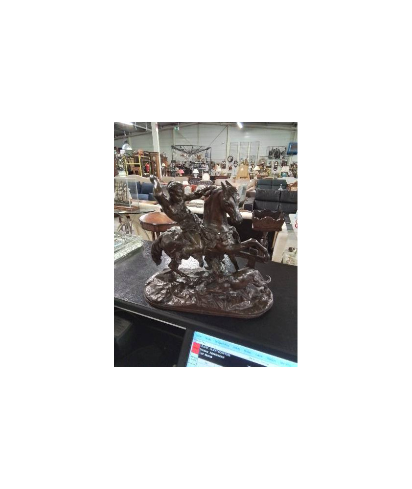 SCULPTURE MÉTAL INDIEN D’AMERIQUE ATTAQUANT UN FAUVE DÉBUT XXE