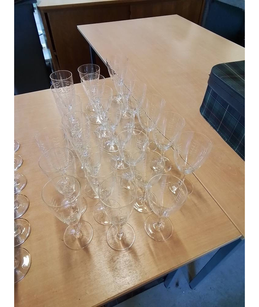 24 VERRES CRISTAL GRAVÉ MILIEU XXE 