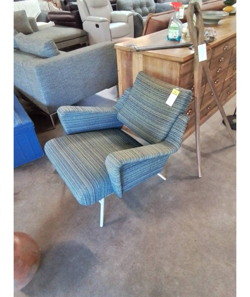 PAIRE DE FAUTEUILS PIÈTEMENT MÉTAL PEINT BLANC ASSISE TISSU BLEU ANNÉES 60 EN L\'ÉTAT 