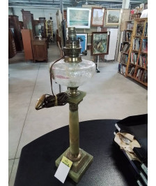 LAMPE A PETROLE ÉLECTRIFIÉE ALBATRE VERT ET LAITON FIN XIXE