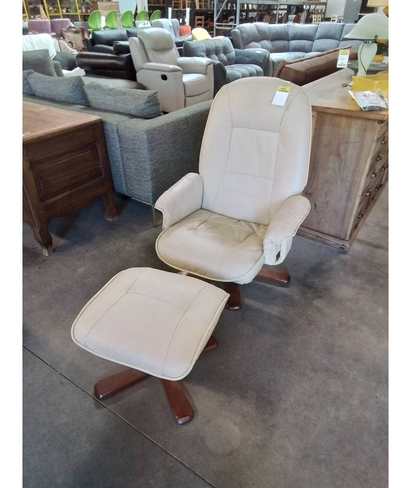 FAUTEUIL RELAX MANUEL ET SON REPOSE PIEDS PIÈTEMENT BOIS CLAIR CAPITONNÉ CUIR BEIGE