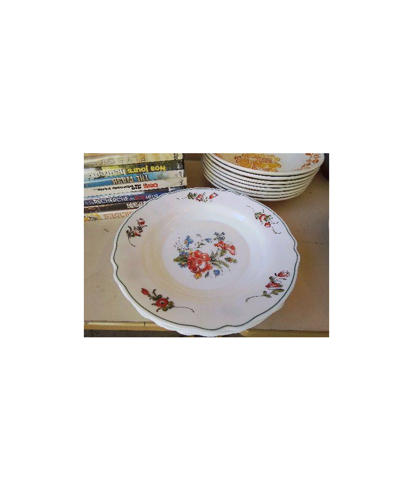 LOT DE 4 ASSIETTES ARCOPAL MOTIF FLORAL 