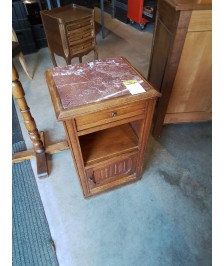 CHEVET BOIS CLAIR MOULURÉ 1 TIROIR 1 NICHE 1 PORTE DESSUS MARBRE ROUGE VEINÉ 