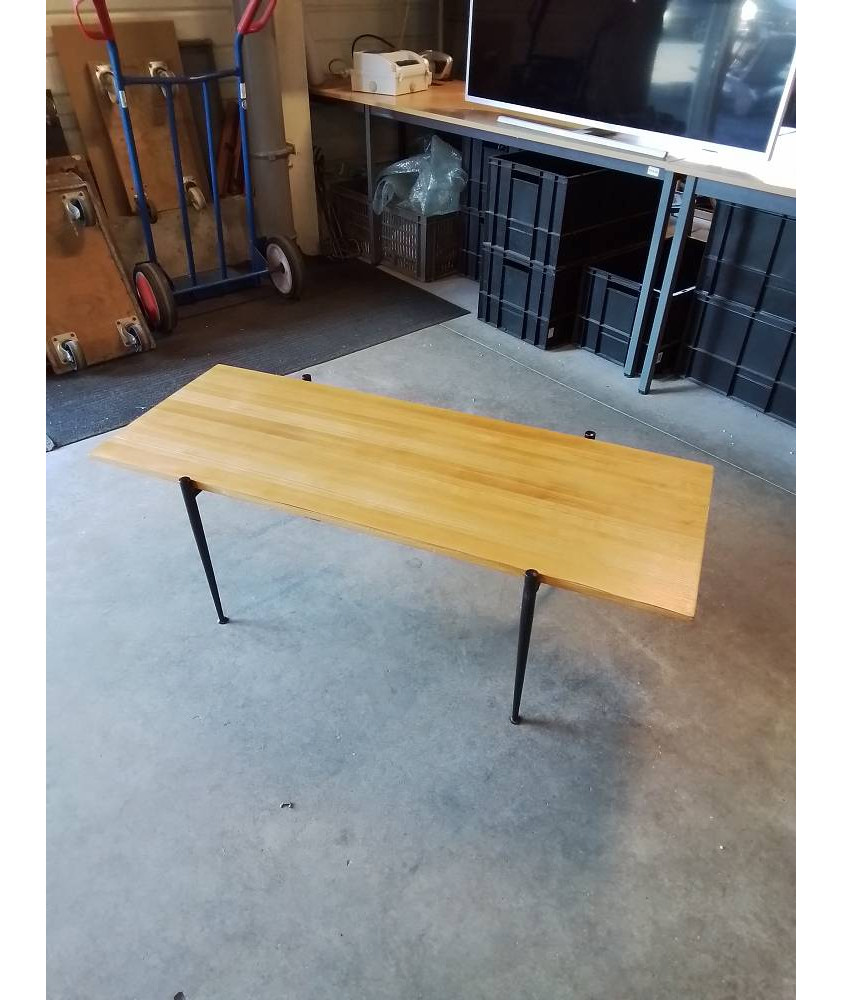 TABLE BASSE RECTANGULAIRE PIÈTEMENT MÉTAL NOIR PLATEAU BOIS CLAIR ANNÉES 50 PIERRE VERDURIER