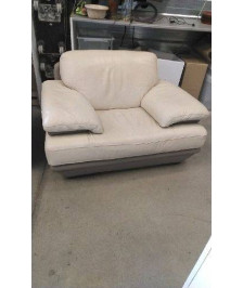 FAUTEUIL CUIR BICOLORE EN LETAT  (USURES DERRIERE)  