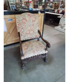 FAUTEUIL STYLE LOUIS XIII ACCOTOIRS SCULPTES AUX FEUILLES D’ACANTHES ASSISE ET DOSSIER CAPITONNÉ TIS