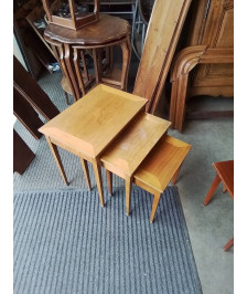 3 TABLES BASSES GIGOGNES BOIS CLAIR STYLE DIRECTOIRE EN L\'ÉTAT 