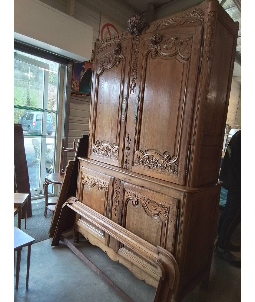 BUFFET DE MARIAGE  CAUCHOIS CHÊNE CLAIR MOULURÉ ET SCULPTÉ AU PANIER