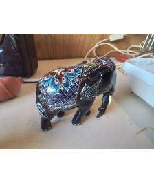 PETIT ÉLÉPHANT EN BOIS LAQUÉ 